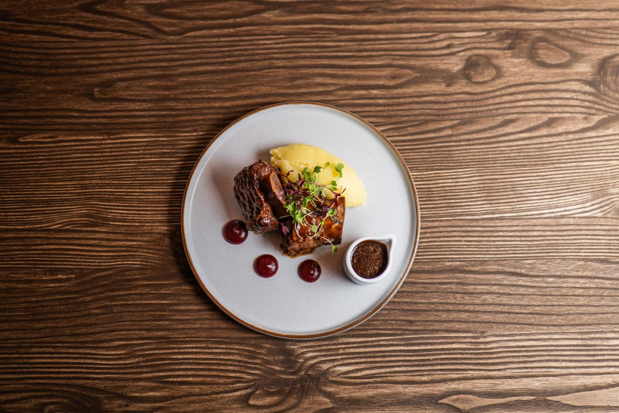 Delmont & View Restaurant 3*